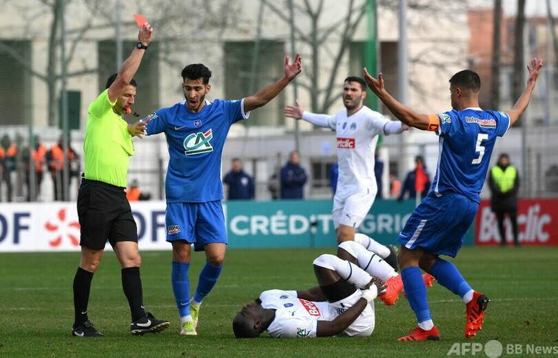 DFバイリー、危険な足裏タックルで相手を病院送りに フランス杯