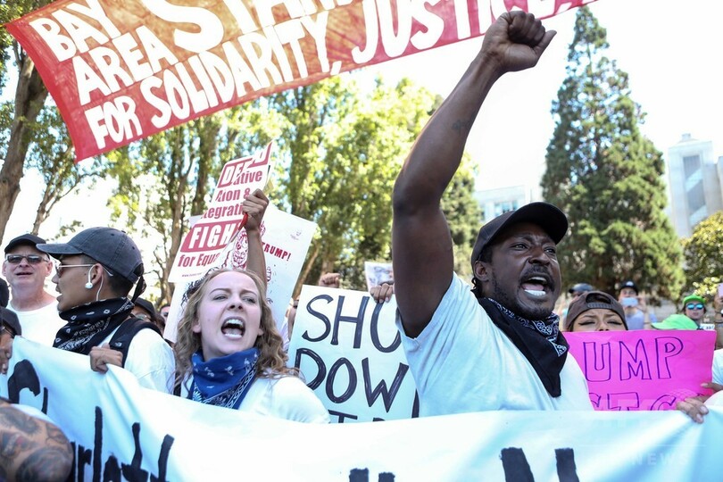 予定された右派の集会に対抗デモ、10人超の身柄拘束 米加州