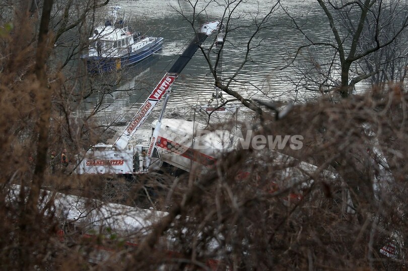 NY市で脱線の列車、制限速度の3倍でカーブ進入 米運安委