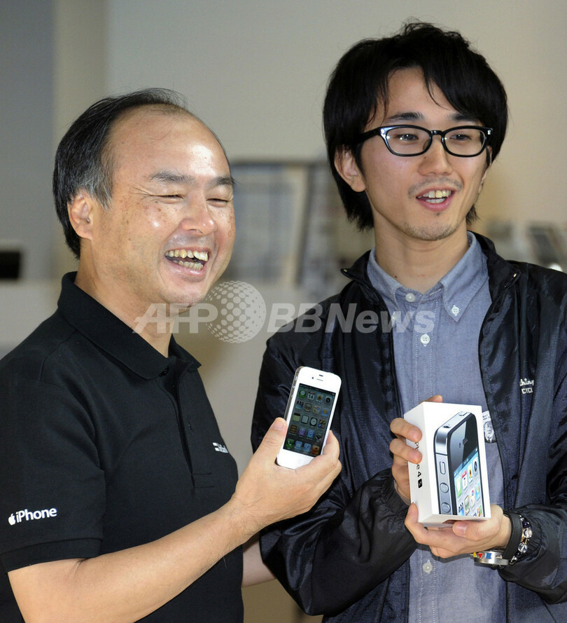 iPhone 4S発売、日本やオーストラリアで長蛇の列