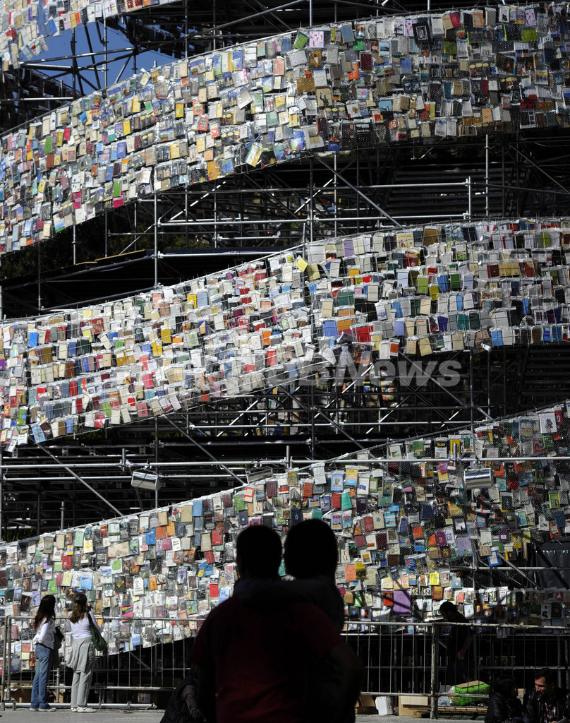 天に届きそう？本で作った「バベルの塔」