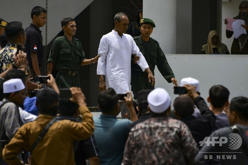 男女6人に公開むち打ち刑、人前での愛情表現で インドネシア