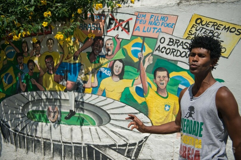 W杯の「功罪」描き出すリオの落書きアート、ブラジル