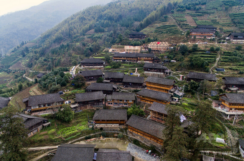 中国・広西チワン族自治区　棚田の景勝地で火災、木造建物が火の海に