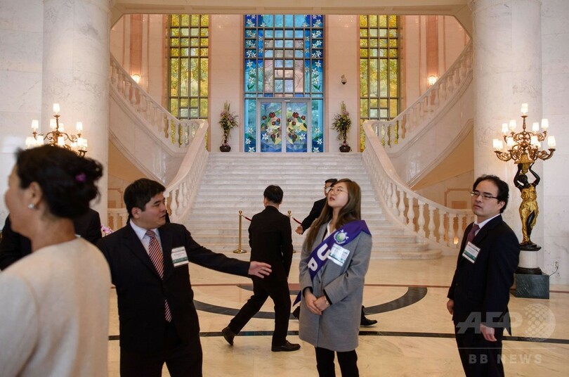 統一教会の博物館、報道陣に公開 コーラ缶やお菓子の袋も