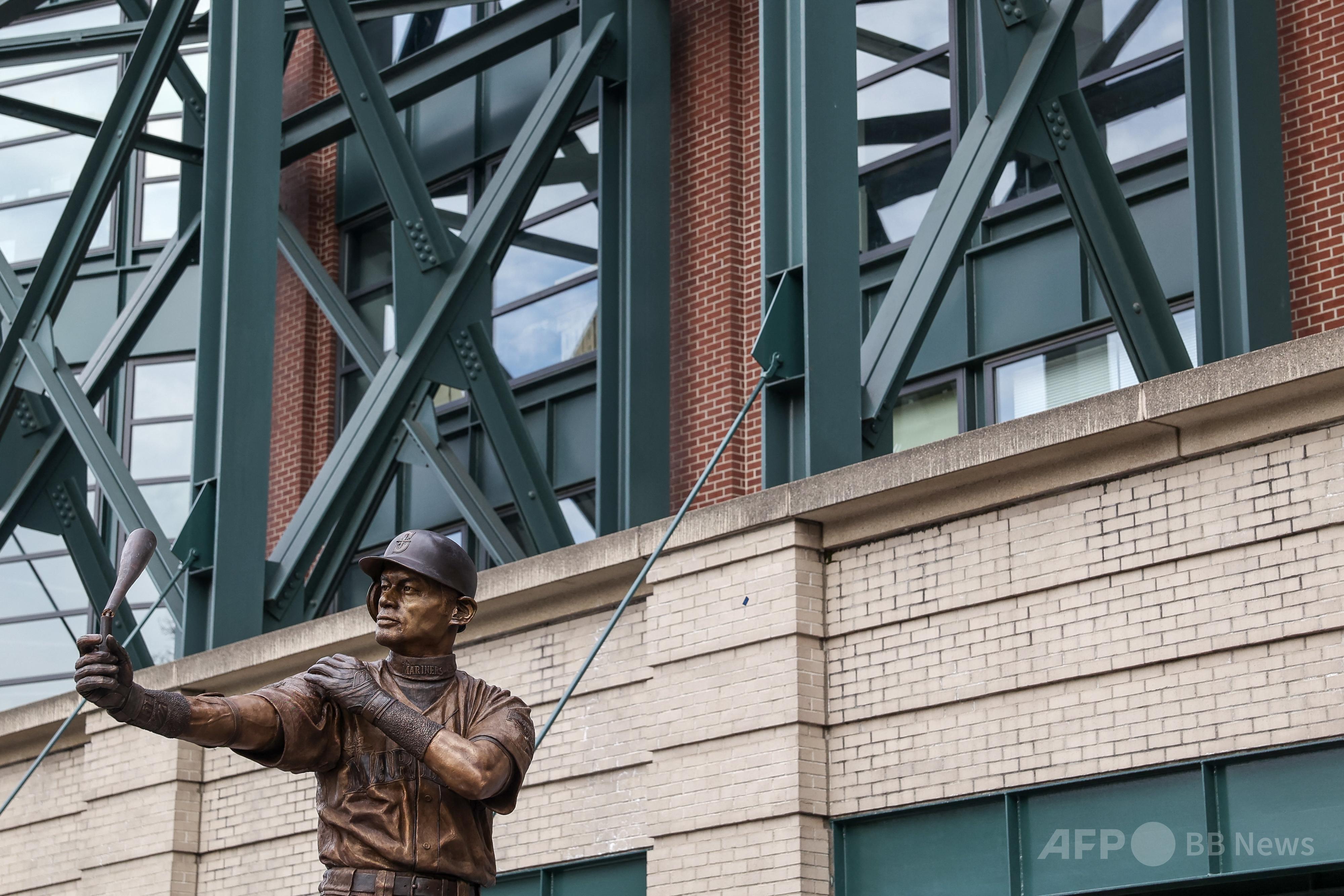 イチロー氏銅像披露でまさかの「空振り」？ バットが折れるハプニング