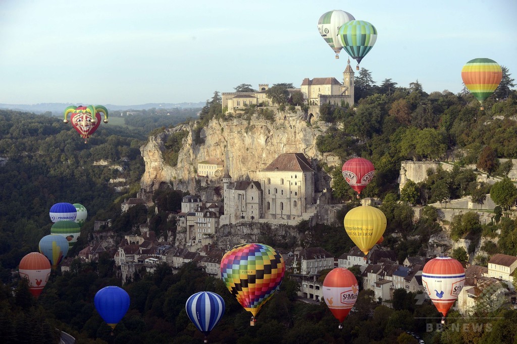 断崖絶壁 中世の町に浮かぶカラフルな気球 フランス 写真7枚 国際ニュース Afpbb News