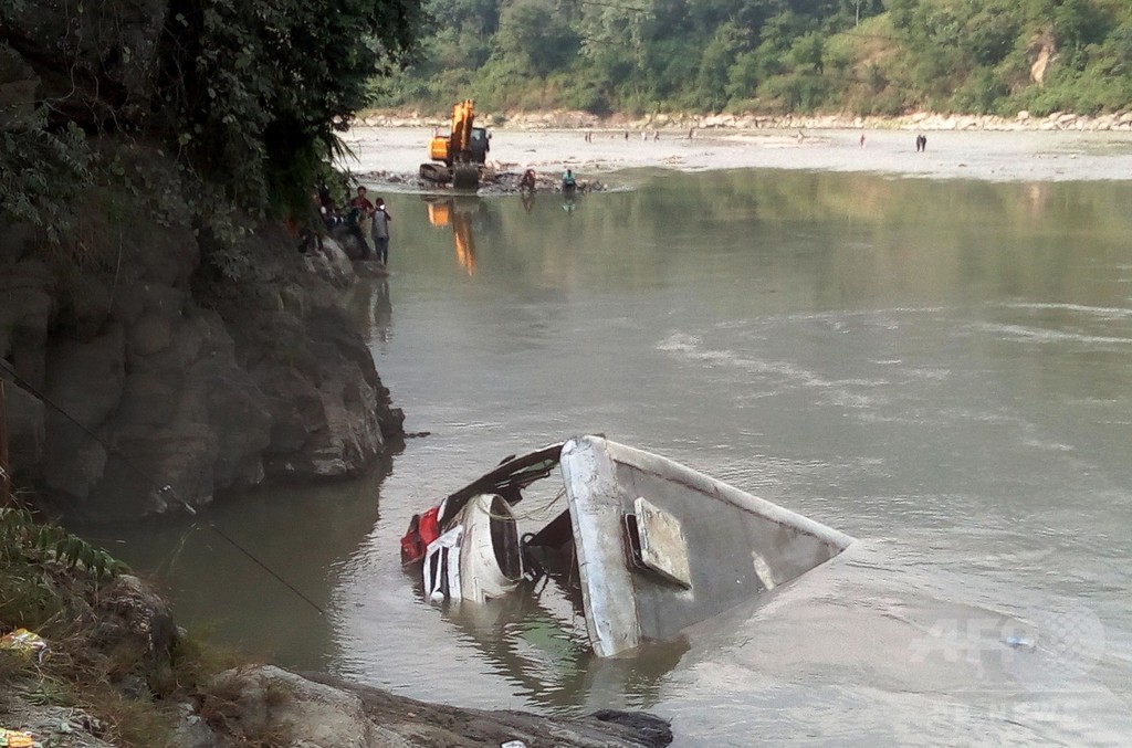 ネパールで定員超過のバスが川に転落、31人死亡 飲酒運転か 写真3枚 国際ニュース：AFPBB News