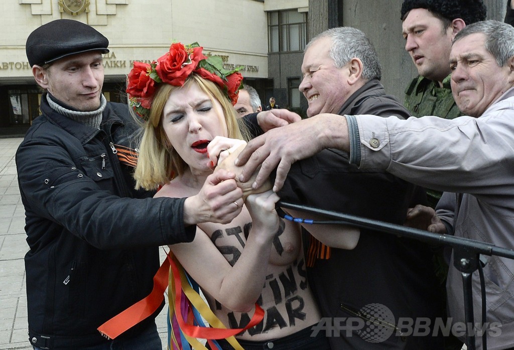 緊張のクリミア、親ロシア集会にFEMENが乱入 緊張のクリミア、親ロシア集会にFEMENが乱入