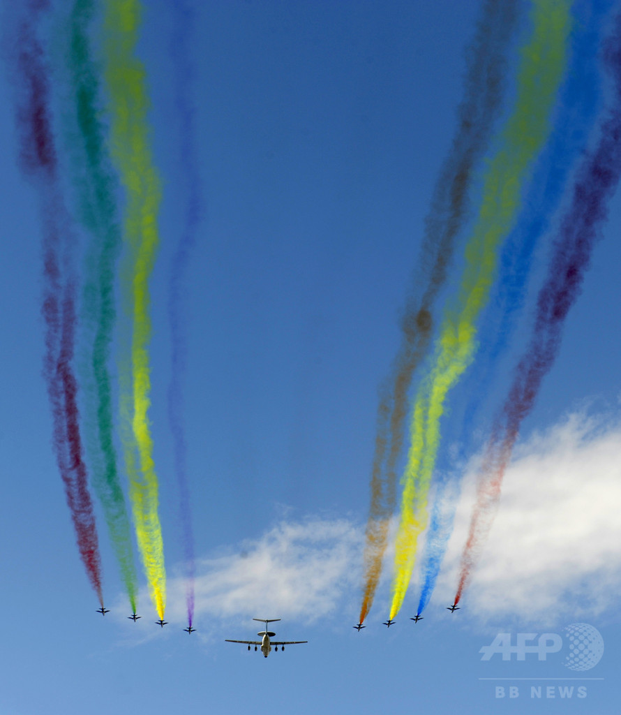 中国軍、抗日戦勝利70周年のパレードにサル「動員」 ハヤブサも 中国軍、抗日戦勝利70周年のパレードにサル「動員」 ハヤブサも