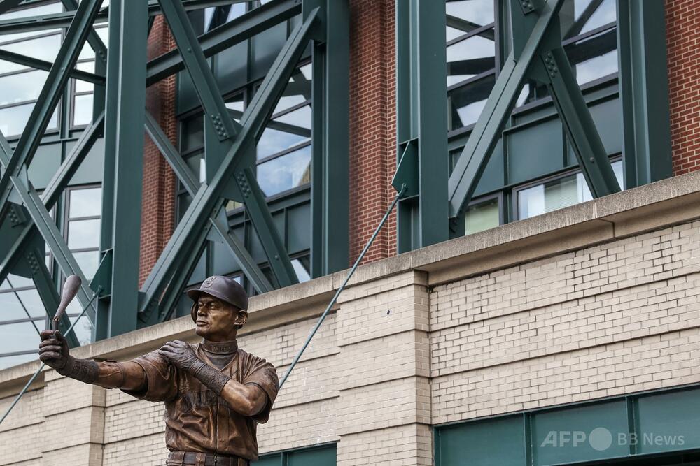 イチロー氏銅像披露でまさかの「空振り」？ バットが折れるハプニング