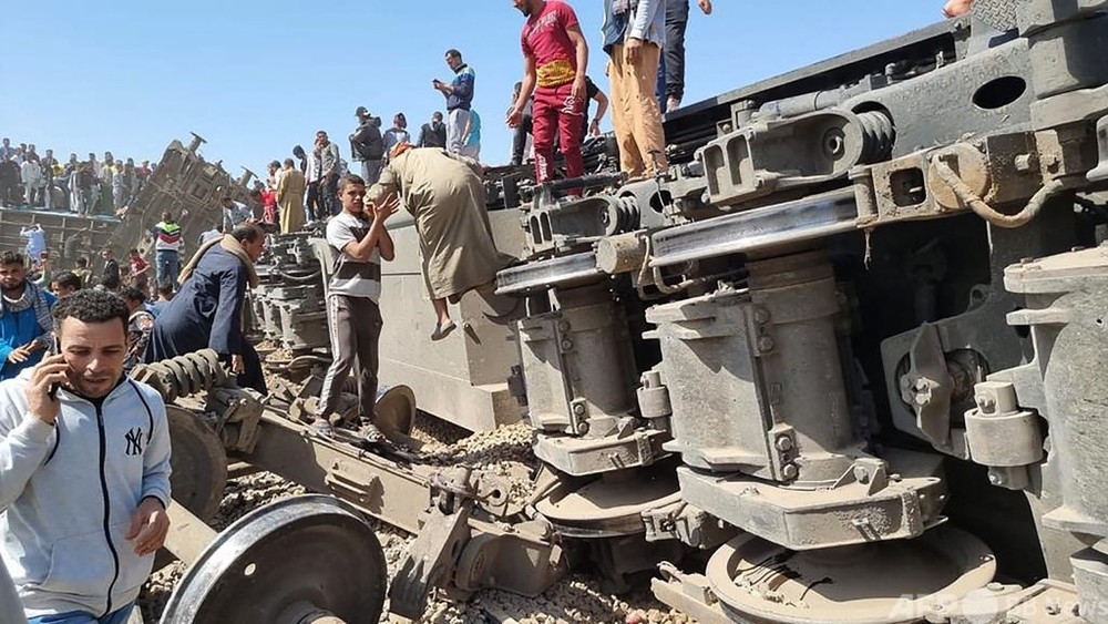エジプトで列車衝突 32人死亡、100人超負傷