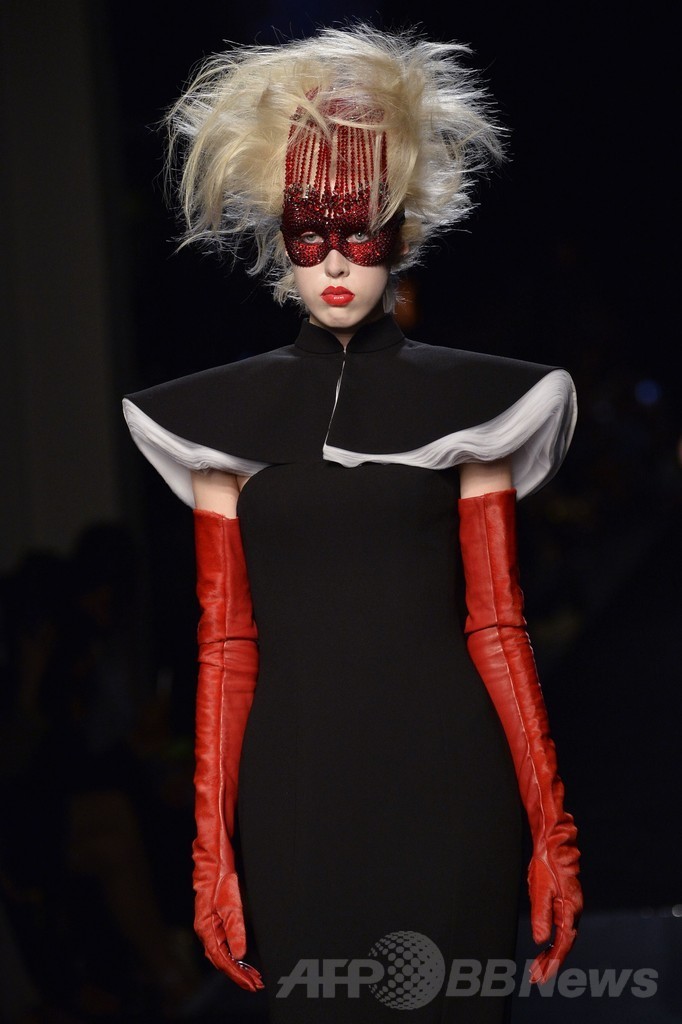 「ひげ面の女装歌手」も登場、J.P.ゴルチエ14/15年秋冬オートクチュール