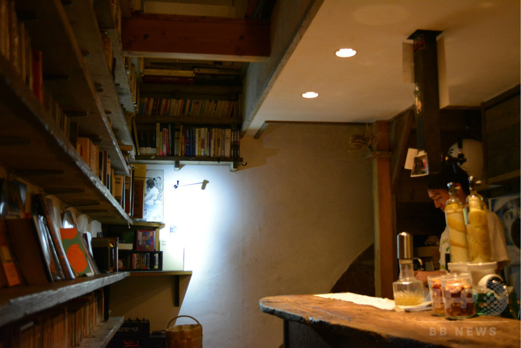 新宿ゴールデン街、「本」と呑む店が存在感を増している理由