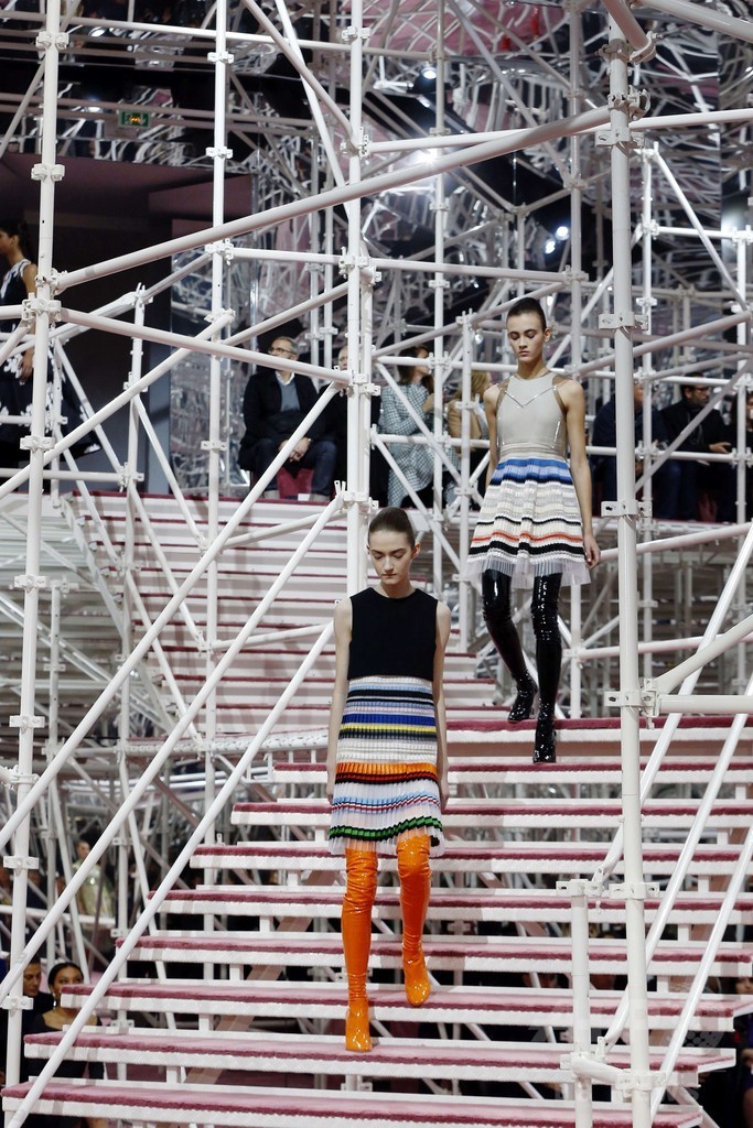 50～70年代の要素を取り入れた新たな女性像を提案、「ディオール」15年春夏オートクチュール