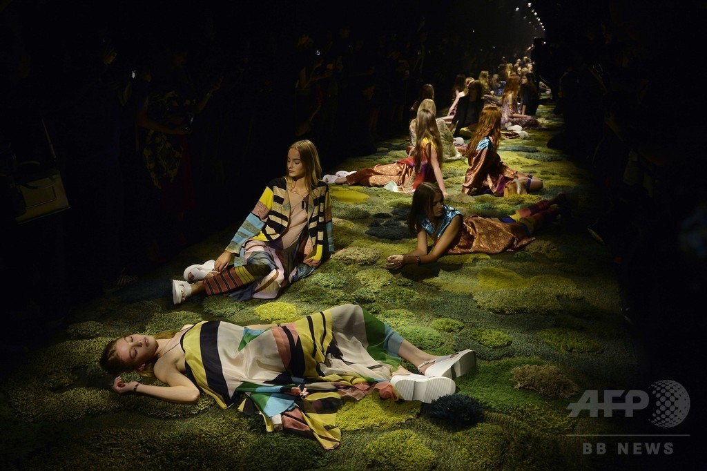 緑に映える多彩なテキスタイル、「ドリス ヴァン ノッテン」15年春夏