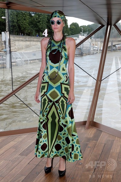 セーヌ川の船上でファッションショー