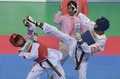 第17回アジア競技大会（17th Asian Games、Asiad）、テコンドー男子58キロ級準々決勝。試合に臨む山田勇磨（Yuma Yamada、左、2014年10月3日撮影）。(c)AFP/PORNCHAI KITTIWONGSAKUL