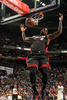 13-14NBA、シャーロット・ボブキャッツ（Charlotte Bobcats）対マイアミ・ヒート（Miami Heat）。ダンクシュートを決めるマイアミ・ヒートのレブロン・ジェームズ（LeBron James、2013年11月16日撮影）。(c)AFP/Getty Images/NBAE/Brock Williams-Smith