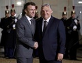 フランス・パリのエリゼ宮（大統領府）でハンガリーのオルバン・ビクトル首相（右）を出迎えるエマニュエル・マクロン仏大統領（2023年3月13日撮影）。(c)Ludovic MARIN / AFP