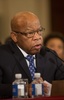 米首都ワシントンで、次期政権の司法長官に指名されたジェフ・セッションズ氏の承認公聴会に出席して質問するジョン・ルイス下院議員（2017年1月11日撮影）。(c)AFP/Tasos Katopodis