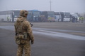 ウクライナ東部マヨルスケの検問所付近で、捕虜交換に先立ち、親ロシア派の武装勢力のメンバーを乗せたバスを警護するウクライナの軍人（2019年12月29日撮影）。(c)AFP/Yevgen Honcharenko