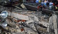 メキシコの首都メキシコ市の地震によって倒壊した建物で、夜になっても捜索救助活動を続ける救助隊員ら（2017年9月22日撮影）。(c)AFP/YURI CORTEZ