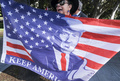 米カリフォルニア州ロサンゼルスで、米大統領選に不正があったとするドナルド・トランプ大統領の主張に呼応してデモ行進する支持者（2021年1月6日撮影）。(c)RINGO CHIU / AFP