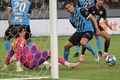 サッカー国際親善試合、川崎フロンターレ対バイエルン・ミュンヘン。川崎フロンターレのレアンドロ・ダミアン（中央）とボールを競るバイエルン・ミュンヘンのGKヤン・ゾマー（左、2023年7月29日撮影）。(c)Richard A. Brooks/ AFP