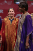 開会式に参加する大会第6シードのヴィーナス・ウィリアムス（%%Venus Williams%%、右）と大会第12シードのシャハー・ピアー（%%Shahar Peer%%、イスラエル）。(c)AFP/KARIM JAAFAR
