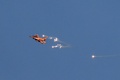 フレアを発射するイスラエル空軍の戦闘機。イスラエル北部で撮影（2024年8月25日撮影）。(c)Jalaa MAREY / AFP