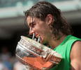全仏オープン・テニス2008男子シングルスを制し、表彰式でトロフィーを齧るラファエル・ナダル。（2008年6月8日撮影）(c)AFP/JACQUES DEMARTHON