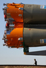 国際宇宙ステーション（International Space Station、ISS）の滞在クルー3人を乗せた、ロシアの宇宙船「ソユーズTMA-15（Soyuz TMA-15）」が27日午後4時34分（日本時間同日午後7時34分）、カザフスタンのバイコヌール（Baikonur）宇宙基地で打ち上げられる。この打ち上げで、ISSの滞在クルーはこれまでの倍の6人となる。ソユーズは29日にISSとドッキングする予定となっている。

　今回、ソユーズに搭乗するのは、ベルギー人のフランク・ディベナ（Frank De Winne）飛行士、カナダ人のロバート・サースク（Robert Thirsk）飛行士、ロシア人のロマン・ロマネンコ（Roman Romanenko）飛行士。3人は、若田光一（Koichi Wakata）飛行士、ロシア人のゲナディ・パダルカ（Gennady Padalka）飛行士、米国人のマイケル・バラット（Michael Barratt）飛行士とISSで合流する。


　写真は、バイコヌール宇宙基地で撮影されたソユーズTMA-15と警備の兵士（2009年5月25日撮影）。(c)AFP/DMITRY KOSTYUKOV