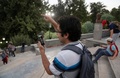 イランの首都テヘラン北部のメラット公園で、スマートフォン向けゲーム「ポケモンGO」をプレーする人々（2016年8月3日撮影）。(c)AFP/ATTA KENARE