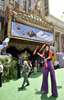 ピクサー（Pixar）の新作アニメ『カールじいさんの空飛ぶ家（Up）』のプレミア上映会が16日、米カリフォルニア州（California）ロサンゼルス（Los Angeles）のエル・キャピタン（El Capitan）劇場で開催され、主要キャラクターたちが集合した。写真は、会場前の様子（2009年5月16日撮影）。(c)AFP/Getty Images/Kevin Winter