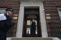 英ロンドンにあるセント・メアリー病院の特別病棟「リンド・ウイング」前で、警備に当たる警察官ら。(c)AFP PHOTO / Daniel LEAL-OLIVAS