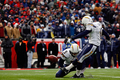 フィールドゴールを狙うチャジャーズのキッカー、ネイト・ケイディング（%%Nate Kaeding%%、右）。(c)AFP/Getty Images/Jim Rogash