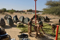 西アフリカ・マリ北部のトンブクトゥ（Timbuktu）の空港でキャンプをはる仏軍の兵士ら（2013年1月30日撮影）。(c)AFP/ERIC FEFERBERG