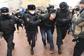 ロシア・モスクワで、アレクセイ・ナワリヌイ氏の釈放を求めるデモに先がけ拘束された男性（2021年1月23日撮影）。(c)Kirill KUDRYAVTSEV / AFP