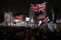 英ロンドンの国会議事堂前の広場「パーラメントスクエア」で、英国の欧州連合（EU）離脱（ブレグジット）の瞬間を待ちながら英国旗を振る賛成派の人たち（2020年1月31日撮影）。(c)ISABEL INFANTES / AFP