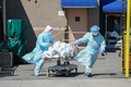 米ニューヨークの病院から運び出される新型コロナウイルス感染症患者の遺体（2020年4月6日撮影）。(c)Bryan R. Smith / AFP