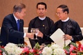ミャンマーの首都ネピドーの大統領府でウィン・ミン大統領（右）と乾杯する韓国の文在寅大統領（左、2019年9月3日撮影）。(c)Thet Aung / AFP