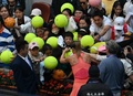 テニス、中国オープン、女子シングルス準々決勝。観客のサインの求めに応じるパウラ・バドサ（2024年10月5日撮影）。(c)ADEK BERRY / AFP