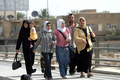 2008年4月7日、イラク・バグダッド（Baghdad）東部のシーア（Shiite）派地域サドルシティー（Sadr City）入口にある検問所を通過する人々。(c)AFP/ALI AL-SAADI