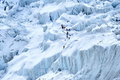 エベレストのベースキャンプ付近のクーンブ氷河を登る登山者ら（2021年5月2日撮影）。(c)PRAKASH MATHEMA / AFP