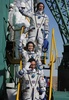 カザフスタン・バイコヌール宇宙基地で、ロシアの宇宙船ソユーズに乗り込む（上から）アントン・シュカプレロフ宇宙飛行士、女優のユリア・ペレシルドさん、クリム・シペンコ監督。ロスコスモス提供（2021年10月5日撮影・公開）。(c)AFP PHOTO / Russian space agency Roscosmos
