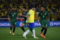 2026年サッカーW杯北中米大会南米予選、ブラジル対ボリビア。PKを外して落胆するブラジルのネイマール（中央、2023年9月8日撮影）。(c)CARL DE SOUZA / AFP