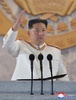 北朝鮮の首都平壌で行われた軍事パレードに臨む金正恩（キム・ジョンウン）総書記。朝鮮中央通信（KCNA）提供（2022年4月25日撮影、26日提供）。(c)AFP PHOTO/KCNA VIA KNS