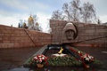 ロシアの占領下にあるウクライナ東部マキイフカ地域でウクライナからの攻撃で多数死亡したとされるロシア兵を追悼する碑と花。ロシア・サマラで（2023年1月3日撮影）。(c)Arden Arkman / AFP