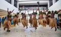 フィジー・ナンディの空港で、民族衣装を着て観光客を歓迎するダンサー（2021年12月1日撮影）。(c)Leon LORD / AFP